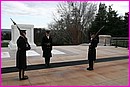 La rel�ve de la garde aupr�s du soldat inconnu au cimeti�re d'Arlington � Washington : �mouvant.