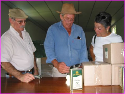 Juan explique  Patricia et Mario, la fabrication de l'huile d'Olive  l'Estancia Los Ranchos