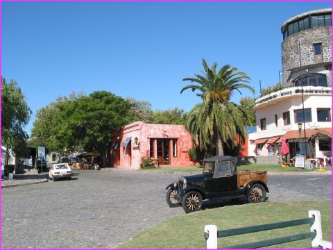 A Colonia, de belles demeures coloniales mais aussi de tr�s belles voitures anciennes. Il y en a beacoup en vente.