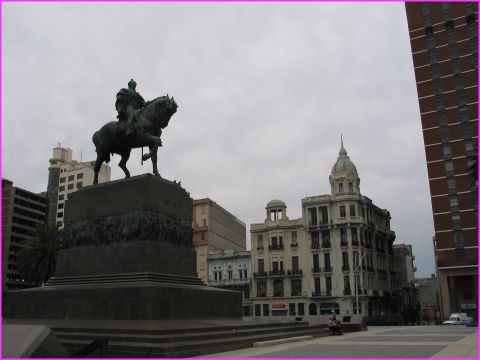 A Mont�video, le G�n�ral Artigas sur la plaza Independencia