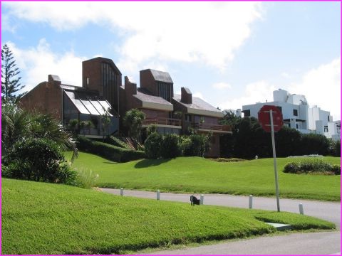 Une parmi les centaines de belles demeures que l'on peut admirer � Punta del Este 