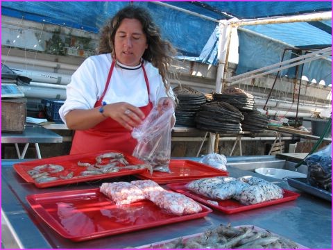 On s'est d�lect� des Camarones  de cette charmante marchande