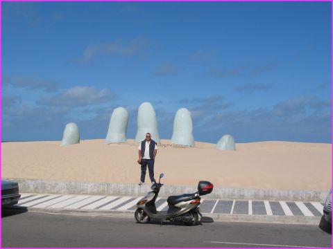 Particuli�re cette sculpture de main sortant du sable � Punta del Este