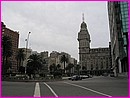 A Mont�video, le Palacio Salvo sur la plaza Independencia