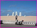 Particuli�re cette sculpture de main sortant du sable � Punta del Este